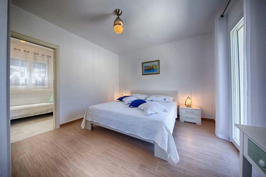 Molo Trovna Apartments Vis Exteriör bild